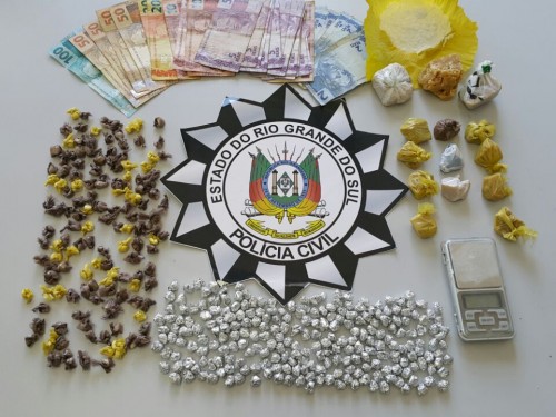 Ir para  <p><big>Na manh&atilde; desta quinta-feira, 28, a Delegacia Especial em Furto roubo entorpecentes e captura (Defrec) apreendeu um adolescente em flagrante por tr&aacute;fico de drogas, no bairro Cristo Rei,&nbsp;em...